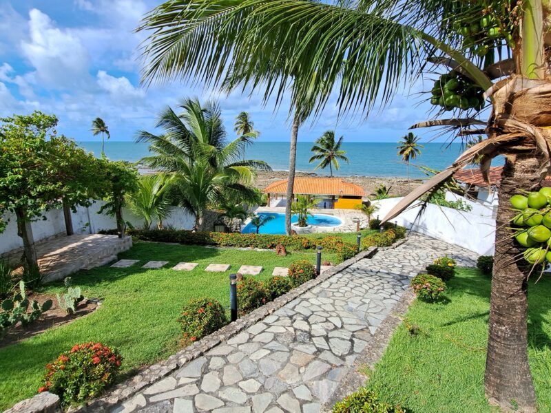🌊 Sua casa dos sonhos à beira-mar em Carapibus! 🏖️